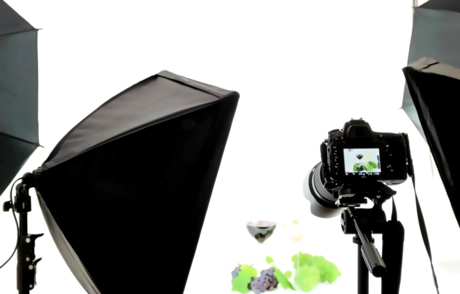 Professioneller Videobearbeitungsworkspace mit mehreren Monitoren