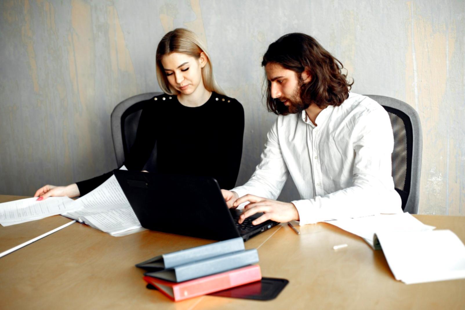 Professioneller Videobearbeitungs-Workspace mit mehreren Monitoren