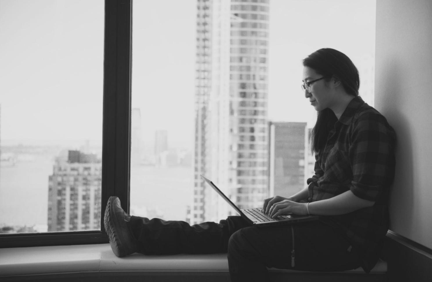 Videobearbeitungs-Workspace mit mehreren Monitoren