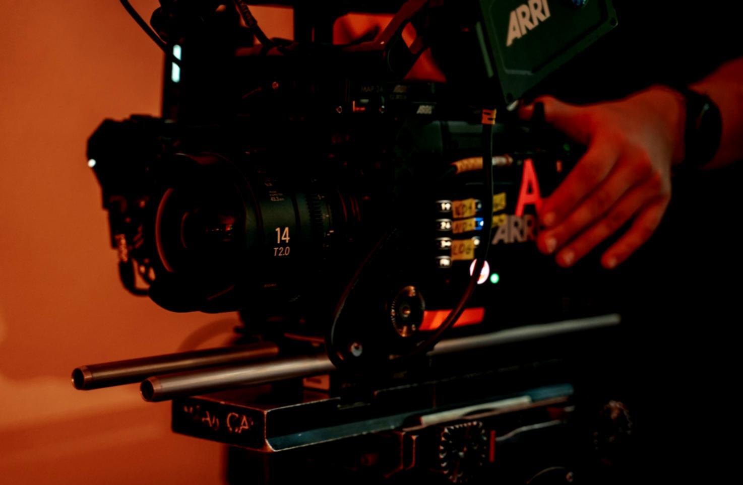 Professioneller Videobearbeitungsworkspace mit modernem Equipment